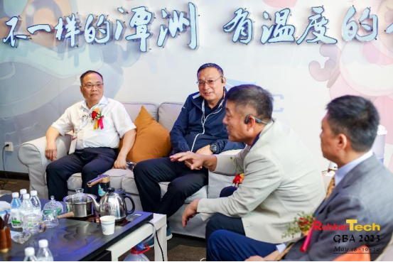 2023大灣區(qū)國(guó)際橡膠技術(shù)展覽會(huì) RubberTech GBA 2023 (以下簡(jiǎn)稱大灣區(qū)橡膠展)，5月18-20日在廣東·佛山潭洲國(guó)際會(huì)展中心召開，本次展會(huì)展出面積突破1萬平方米，參展企業(yè)120余家。大灣區(qū)橡膠展作為中國(guó)石化行業(yè)展覽集群“中國(guó)石化產(chǎn)業(yè)周”成員展會(huì)，母展品牌RubberTech China的前哨站、繼續(xù)聯(lián)合“2023大灣區(qū)國(guó)際膠粘劑、密封劑及涂料涂裝展覽會(huì)” 同期同地舉辦。以“粵港澳大灣區(qū)”為基點(diǎn)，在華南地區(qū)更為廣袤的區(qū)域進(jìn)行行業(yè)縱深探索。